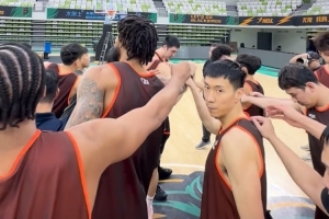 球队已抵达上海进行最后备战 训练后队员来了一场橄榄球对决 