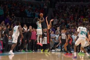 神兵天降！科比·怀特底角接球转身超难三分轰炸 率队扳平比分