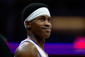 埃奇库姆：球迷呐喊声&对抗强度棒极了 我就是为这种比赛而生的