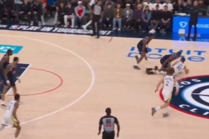 库里遭遇包夹倒地！美媒：他被干翻在地上 依然没有哨子啊