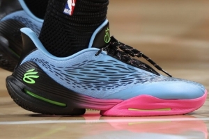 颜值如何？戴维恩·米切尔上脚福克斯下一代签名鞋样鞋Fox 3