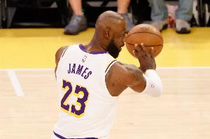 今年如何？詹姆斯湖人生涯季后赛场均26分9.5板7.7助1.4断1帽