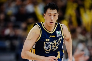 哑炮！杜润旺半场12分钟4中0没得分 拿到1篮板2助攻