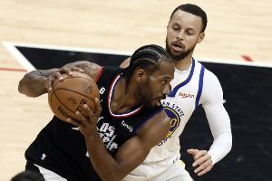 库里：伦纳德的赛季表现不可思议 他会入选最佳阵容且当之无愧