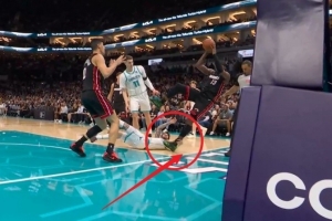 三球致阿德巴约受伤！斯波：愚蠢且危险的动作 不应出现在比赛中