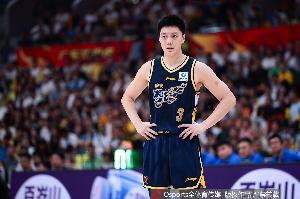 媒体人：胡明轩遭遇脚伤困扰 本赛季状态不稳与近2年过度消耗有关