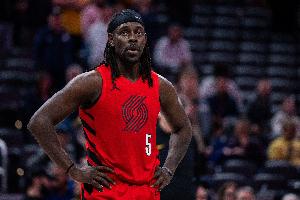 老辣！朱·霍勒迪半场9中4贡献14分3板 三分6中3