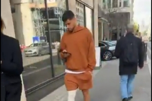 阿森纳球迷在伦敦街头嘲讽罗梅罗：祝你在英冠好运