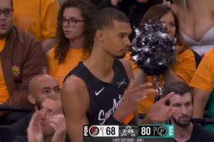 科内特补扣砸进 文班起身鼓掌庆祝 身后有亮点