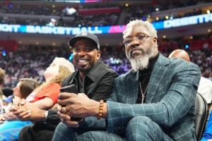 和大本一起看球！汉密尔顿晒照：场上并肩作战 场下一辈子兄弟