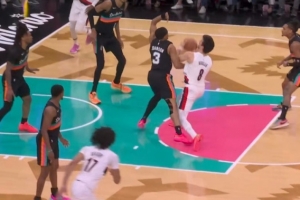 不可阻挡！阿夫迪亚野蛮冲撞凯尔登高难度后仰命中 打成2+1