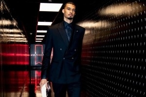 奥利尼克自掏腰包送全队定制西装 马刺全员黑衣人霸气入场！