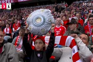 喜悦洋溢比分领先 看台上的拜仁小球迷高举沙拉盘抱枕