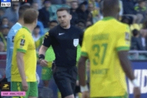 队报：裁判红牌罚下南特球员，赛后承认判罚错误并要求改为黄牌