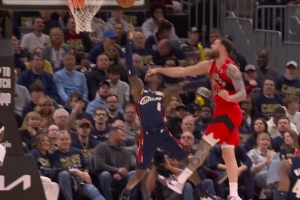 遭老罪了！施罗德造进攻犯规被马穆肘击&上篮2+1又被打脸