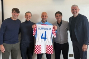 克罗地亚代表团造访曼市与瓜帅见面，并赠送瓜帅专属4号球衣