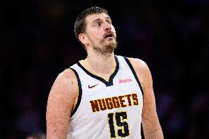 终于又扔进了！此前外线9中1的约基奇命中空位三分 打停森林狼