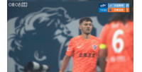玉昆2-0领先英博！奥斯卡接叶楚贵传球，门前倒地混战破门