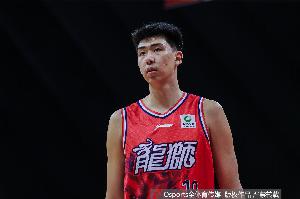 真打爆了！徐昕8投5中砍下13分11板3助3帽 攻防两端无人能挡！