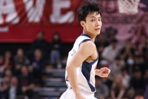 关键抛投很稳！徐杰8中3拿到7分1板4助1断 正负值+17并列最高