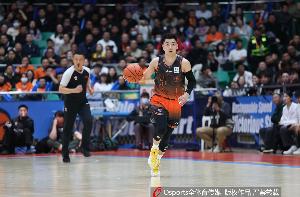 攻防尽力！高诗岩11中5拿到15分4板6助4断 三分7中3