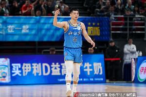 直播吧：方硕正在进行鼻部矫正治疗 他表示带面具不影响比赛出战