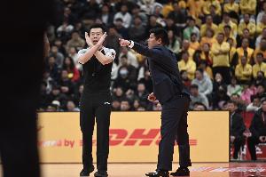 裁判累坏了！广厦山西半场合计29次犯规 共出现45次罚球