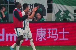 博主：两名国安旧将马马杜和吕鹏赛后绕场一周致谢球迷，收获掌声
