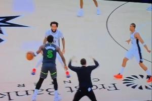 教练亲自指挥！米奇大吼喊球员上来对华子包夹 传球后还提醒别走