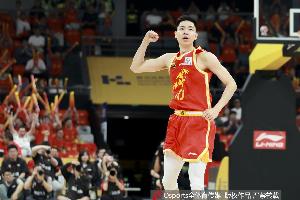 进攻高效！朱俊龙半场2记三分球拿到10分1抢断