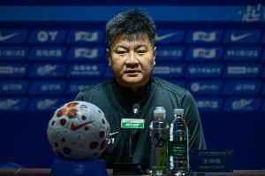 东体：李金羽曾在更衣室严厉斥责外援，多次赛后不与对手主帅握手