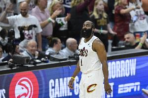 媒体人：哈登最后关头的失误也太难看了 都不知道怎么帮他找补