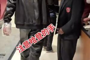 今儿关键时刻Carry！哈登离场时 投篮手左手还缠着厚厚的冰袋