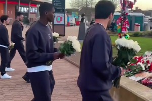 赛前的温情！大巴黎全队作客安菲尔德献花悼念若塔