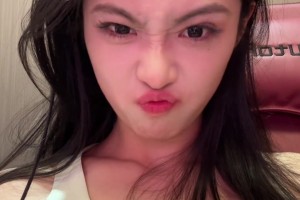 不要再说你们的伍总不专注看比赛了，都是用手机看球员数据的