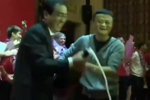 许家印那年和马云欢声笑语地喷香槟，而后欠的债前无古人