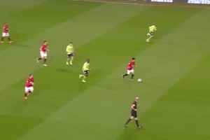 鲁尼称这球是英超历史上最精彩的进球， 你同意吗？