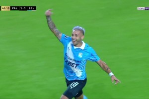 这球够吹一辈子！解放者杯后卫凌空斩炸裂世界波破门！